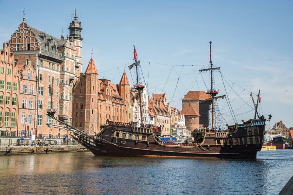 Statek turystyczny na Motławie w Gdańsku – centrum historyczne miasta